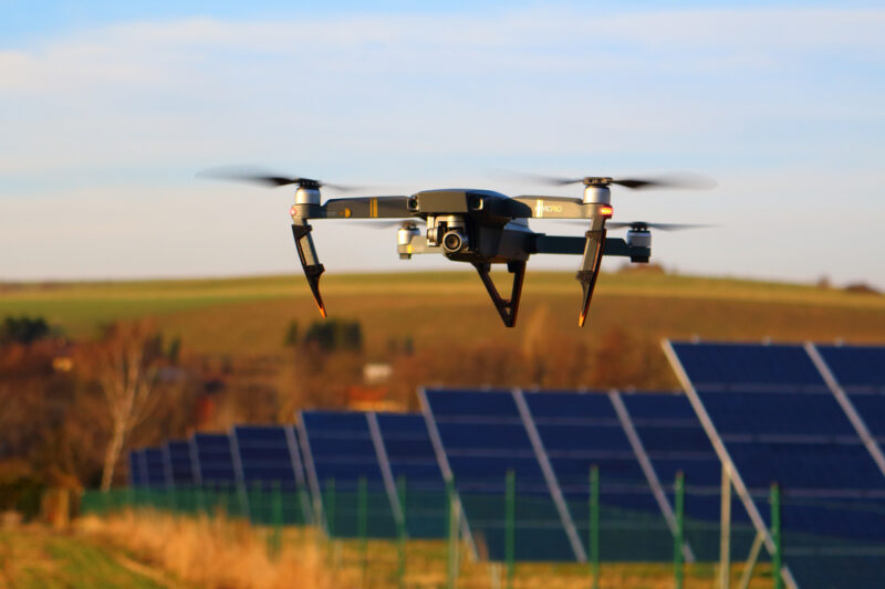 ドローンとソーラーパネル点検